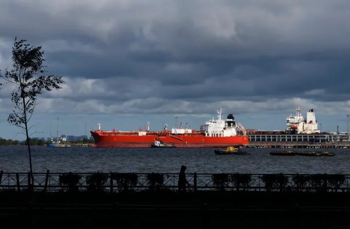 Франция задержала танкер с российской нефтью. По данным Reuters танкер Boracay с сырой нефтью вышел из российского порта Приморск 20 сентября. Он прошёл через Балтийское море и Данию, прежде чем войти в Северное море и направиться на запад через Ла-Манш. Судно сопровождалось