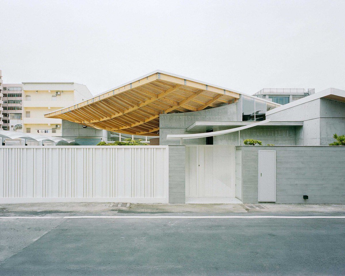 lopedetoledo's tweet image. Es precioso cómo la cubierta hiperbólica de madera laminada, de esta residencia en Taiwan, parece posarse sobre el duro basamento de hormigón que tiene debajo.
