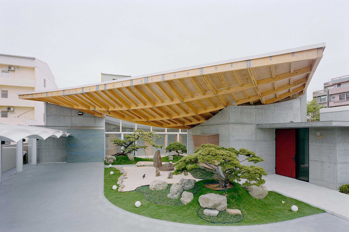 lopedetoledo's tweet image. Es precioso cómo la cubierta hiperbólica de madera laminada, de esta residencia en Taiwan, parece posarse sobre el duro basamento de hormigón que tiene debajo.
