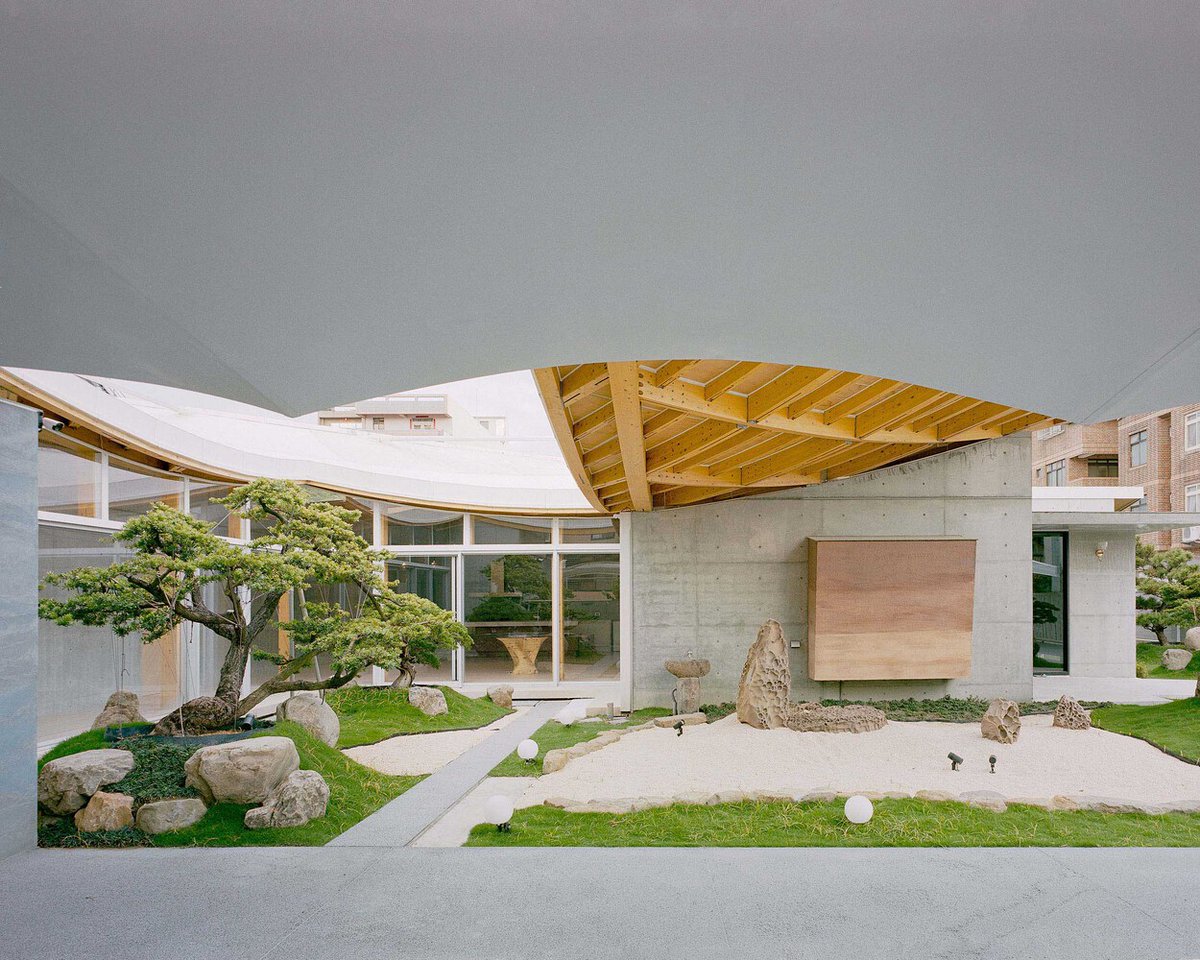 lopedetoledo's tweet image. Es precioso cómo la cubierta hiperbólica de madera laminada, de esta residencia en Taiwan, parece posarse sobre el duro basamento de hormigón que tiene debajo.