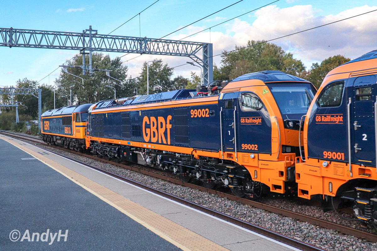 holtona72's tweet image. The second numbered #Class99 captured at Kettering yesterday evening on its way to Wellingborough yard prior to accompanying classmate 99001 to South Wales overnight. 69010 on the rear didn't feature in the night run. 0Q45 Leicester LIP to Wellingborough Up TC. #GBRF #MML 30/9/25