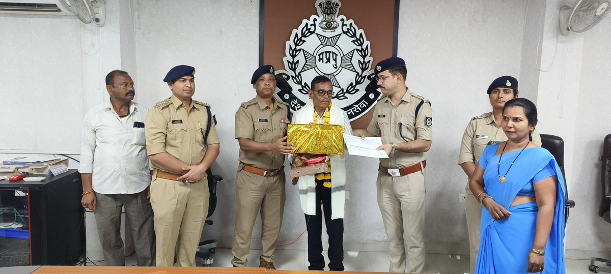 SP_RATLAM_MP's tweet image. 👉रतलाम पुलिस परिवार द्वारा लंबे सेवाकाल के उपरांत सेवानिवृत्त हुए कार्य. निरीक्षक राधुसिंह अमलियार एवं कार्य. उनि हीरालाल परमार को भावपूर्ण विदाई दी गई।

👉एसपी रतलाम श्री अमित कुमार व वरिष्ठ अधिकारियों ने सेवा की सराहना करते हुए शुभकामनाएँ प्रेषित कीं।
@mohdept @MPPoliceDeptt