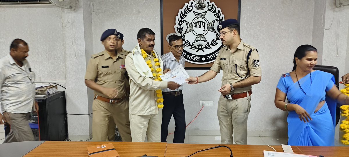 SP_RATLAM_MP's tweet image. 👉रतलाम पुलिस परिवार द्वारा लंबे सेवाकाल के उपरांत सेवानिवृत्त हुए कार्य. निरीक्षक राधुसिंह अमलियार एवं कार्य. उनि हीरालाल परमार को भावपूर्ण विदाई दी गई।

👉एसपी रतलाम श्री अमित कुमार व वरिष्ठ अधिकारियों ने सेवा की सराहना करते हुए शुभकामनाएँ प्रेषित कीं।
@mohdept @MPPoliceDeptt