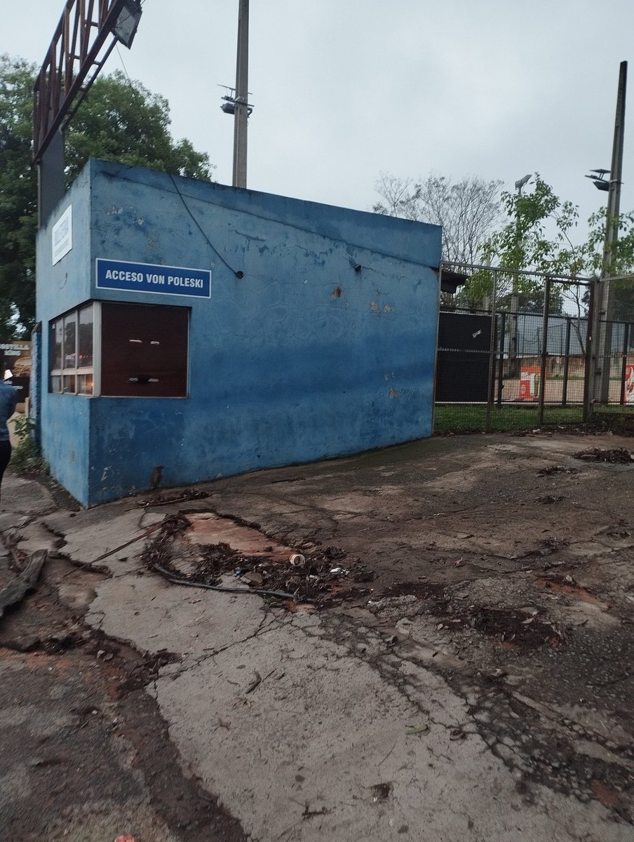 edgarzaratef74's tweet photo. miren señores del Club @SoldeAmericapy  villa Elisa @oscar_marandu  pegado al colegio San Francisco solo recaudan pero no arreglan solucionen todo el día pasan chicos ahí cierren el lugar y ordenen los cables @MinPublicoPy  también ya debería tomar acciones es una exposición https://t.co/Um6JhHdHOY
