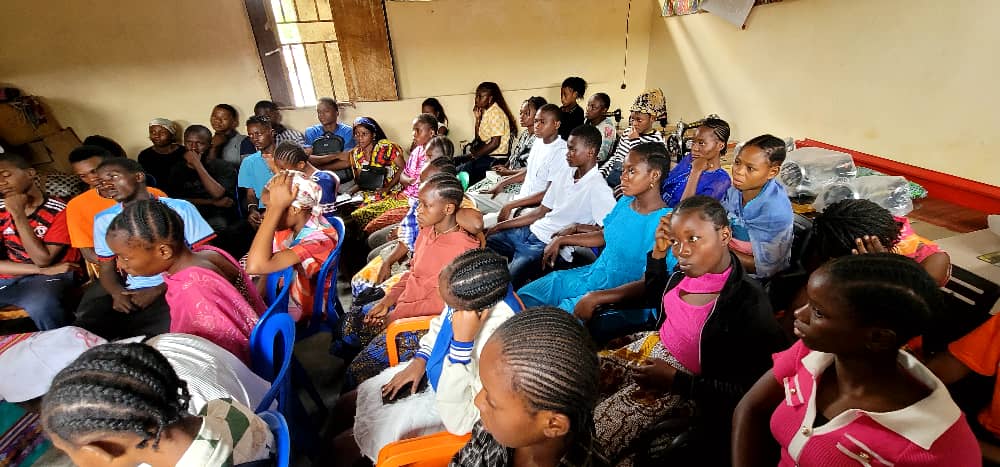 tunawezacongo's tweet photo. 🎯 Dans le cadre du projet #MonDroitMaSanté, SJS a sensibilisé 50 jeunes filles (20–24 ans) à MASINA ce 30/09, autour du droit à l’avortement selon le #MaputoProtocole et de la santé sexuelle et reproductive. Objectif : réduire les avortements clandestins. #28Septembre #DSSR #Pourquelechoixdelajeunessecompte