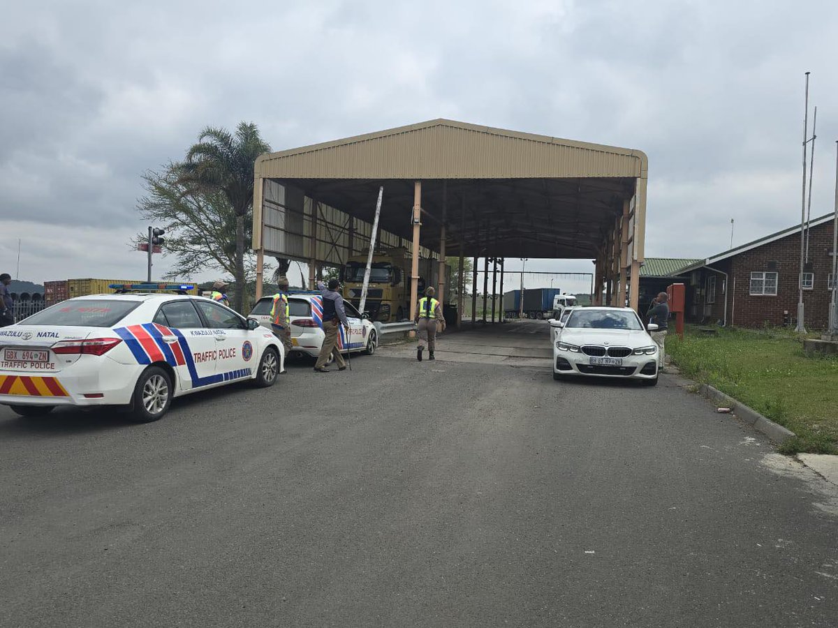 _ArriveAlive's tweet image. Urgent RTI Operation in Weighbridges targeting trucks and undocumented foreign nationals along the N3

tinyurl.com/2blsms45

#ArriveAlive #Overloading #Immigration @KZNTransport  @N3Route