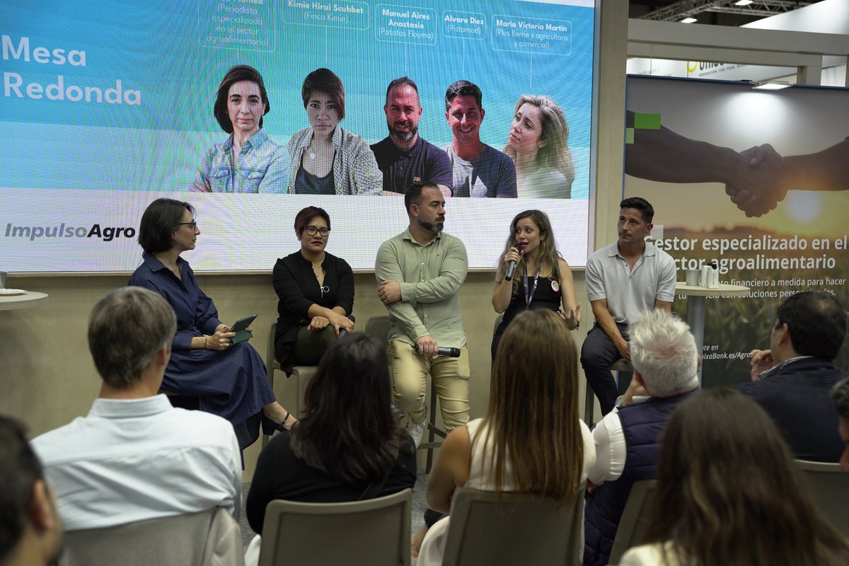 AgroBank_CABK's tweet image. En #FruitAttraction2025 celebramos la Mesa Redonda #ImpulsoAgro con @bculinary, que reúne a la primera generación de jóvenes talentos del sector agroalimentario y gastronómico

Hoy conocimos a 4 de sus integrantes, referentes por su innovación y  sostenibilidad🤝

#AgroTourMadrid
