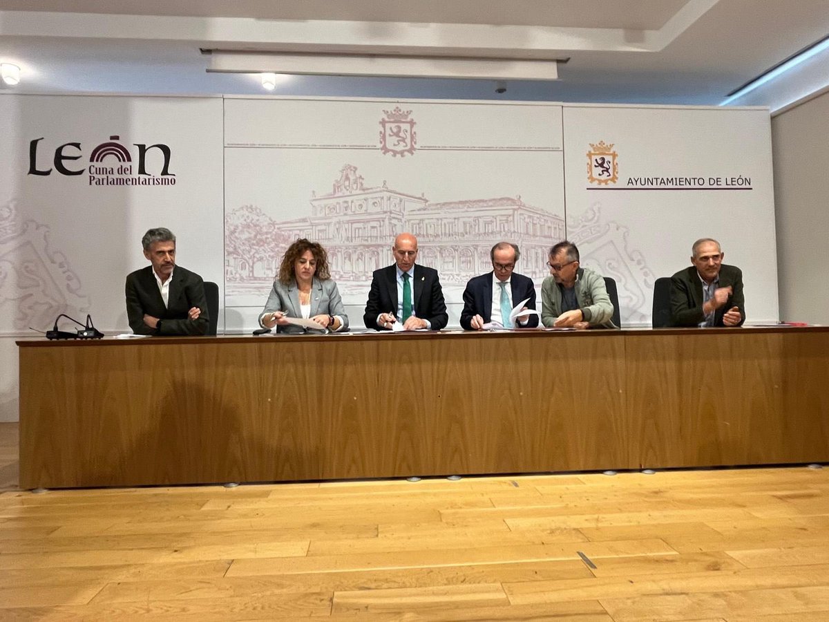 UGT_Leon's tweet photo. Celebramos la firma del Acuerdo de la Estrategia de Fomento de Empleo y Policías Sociales, acuerdo del Dialogo Social en la ciudad de León, junto con el #LeonAyto #CCOOLeon #fele 
Tres prioridades 
. Empleo
. Colectivos Vulnerables 
. Vivienda y Alquiler Social https://t.co/IRCkgjq90w