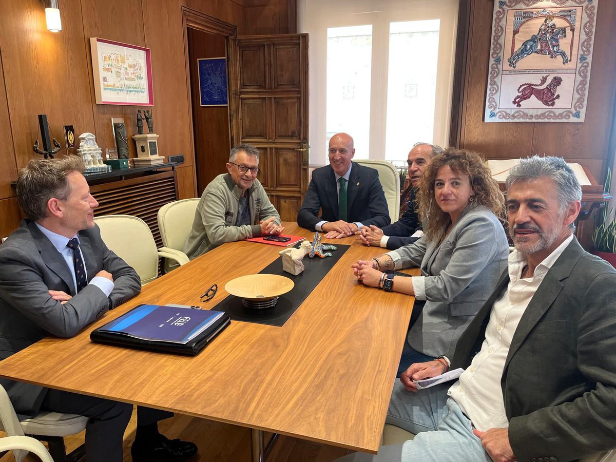 UGT_Leon's tweet photo. Celebramos la firma del Acuerdo de la Estrategia de Fomento de Empleo y Policías Sociales, acuerdo del Dialogo Social en la ciudad de León, junto con el #LeonAyto #CCOOLeon #fele 
Tres prioridades 
. Empleo
. Colectivos Vulnerables 
. Vivienda y Alquiler Social https://t.co/IRCkgjq90w