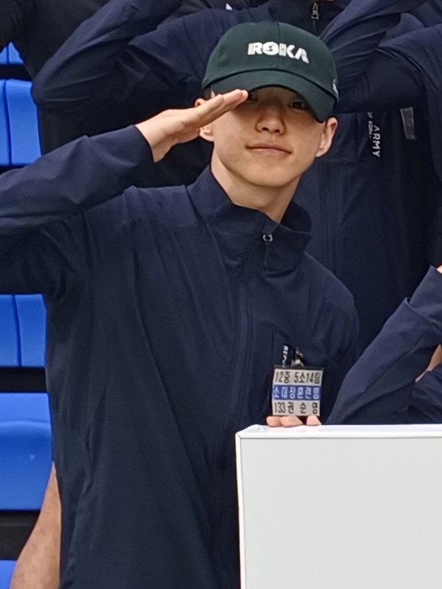 이제 좀 힘든건지 아님 그새 의젓해진건지 미묘하게 어른 얼굴임 ㅋㅋㅋㅋㅋ