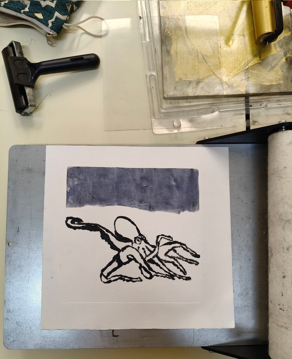 Neus_Mota's tweet photo. Estem mans a la feina preparant l'exposició "Supervivència" que estarà exposada tot el Novembre, juntament amb el Fanzine. Sou les millors! #SiArt #ArtSocial https://t.co/WDubW2E570