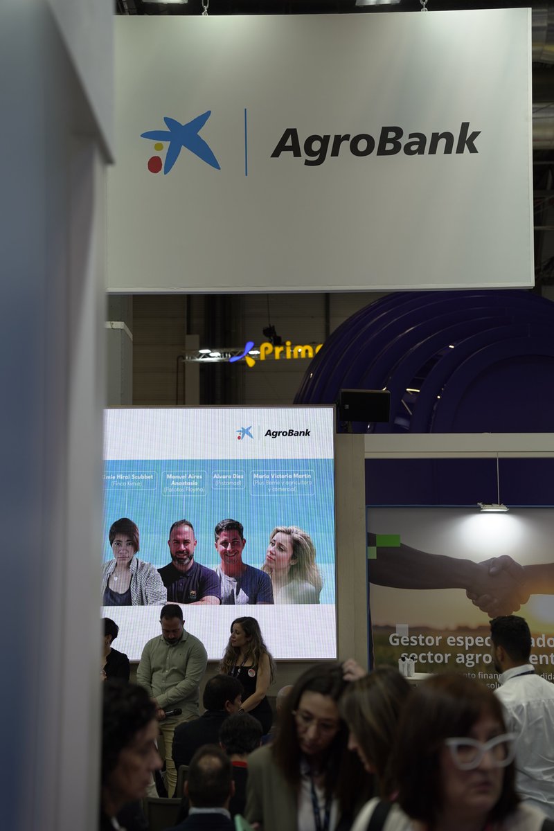 AgroBank_CABK's tweet image. Hoy en la Mesa Redonda #ImpulsoAgro hablamos con cuatro jóvenes que inspiran el futuro del sector con la moderadora @plumedlucas:
🔹 Kimie Hirai Scubbet – Finca Kimie
🔹 Álvaro Díez – Pistamad
🔹 Manuel Aries Anastasio – Patatas Floyma
🔹 María Victoria Martín – @PlusBerries