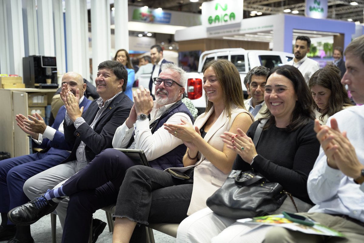AgroBank_CABK's tweet image. 🌾 Cerramos la Mesa Redonda #ImpulsoAgro con una idea clara: el futuro del sector agroalimentario está en buenas manos.

 El talento joven impulsa la innovación, la sostenibilidad y la competitividad del campo.

Gracias por inspirarnos 💡

 #FruitAttraction2025 #AgroTourMadrid