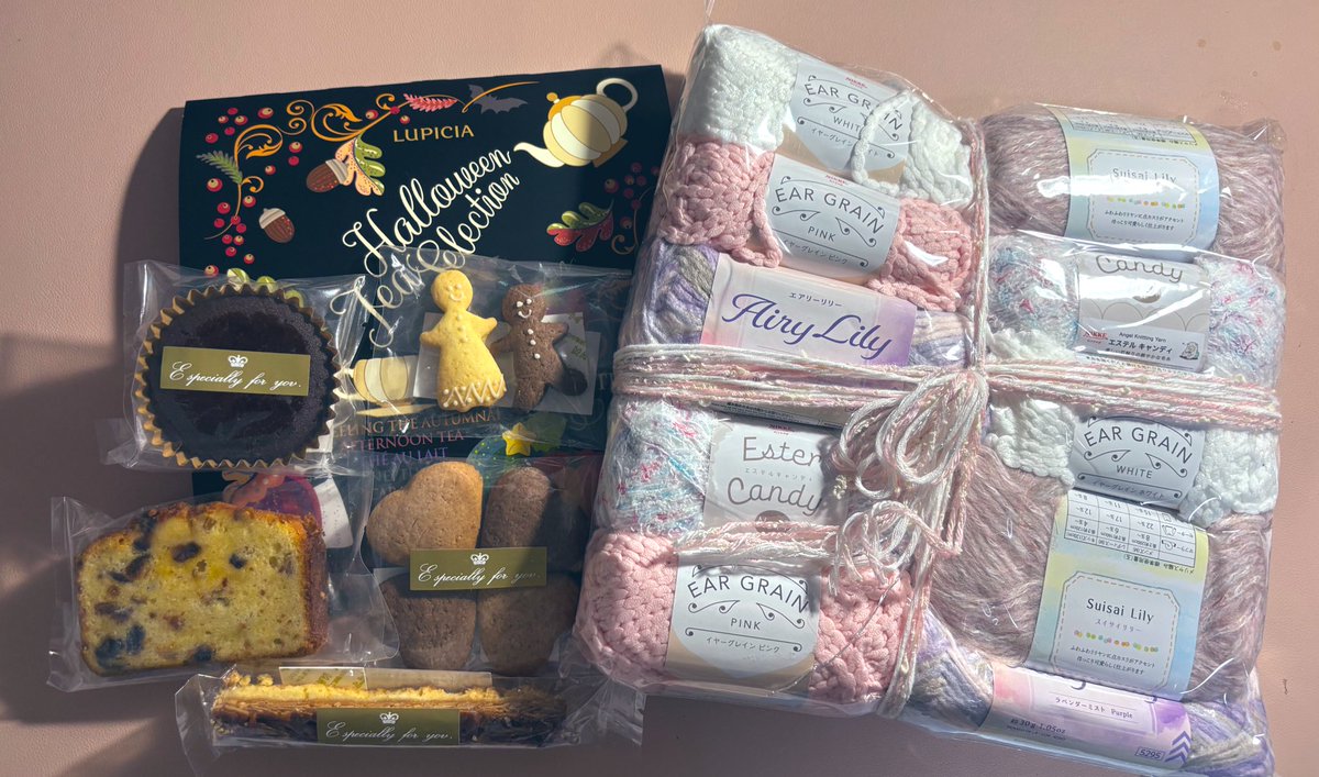 今日は人生初の編み会！ドキドキのはじめましてだったけどまじで話弾み過ぎて初めての感じしなかった...気が合い過ぎる...毛糸交換ですごく可愛い毛糸とこんなにたくさんの紅茶とお菓子まで。まじでありがと過ぎ。また会おー！