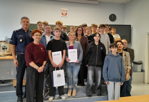 Oświęcim. Komendant oraz pani Dyrektor, wręczyli podziękowania nastolatkowi za wzorową postawę obywatelską.
oswiecim.policja.gov.pl/kos/o-nas/wzor…