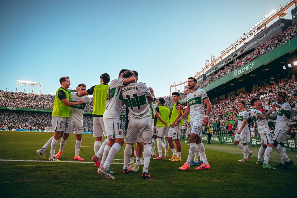 ℹ️ El acto de presentación de los 12 fichajes del #ElcheCF contará con acceso limitado a 2000 abonados por la Puerta 3, desde las 17:45 horas.