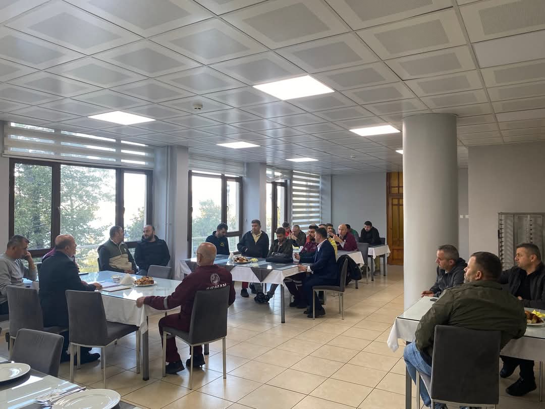 Bölge Başkanımız Levent Işıktaş, Temsilcilerimiz Kazım Güneş ve Yasemin Aktaş İnce ile birlikte Kdz. Ereğli Orman İşletme Müdürlüğü’nde çalışan emekçi kardeşlerimizle bir araya gelerek 10. Dönem Toplu İş Sözleşmesi ve çalışma koşulları hakkında bilgilendirmelerde bulundu.
