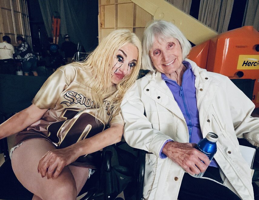 naomiwgrossman's tweet photo. Among the many highlights of shooting the @himmovie was a #setvisit with #mymom 😍 Thank you, @monkeypawproductions for having us! 🙏🏼 https://t.co/TFdkm2YLnd