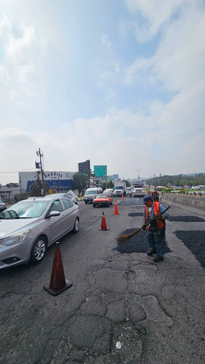 Tómalo en cuenta 📢
🚧Se realizan obras de bacheo en Periférico dirección Norte, a la altura de las Torres de Satélite #Naucalpan 🚧🥽
