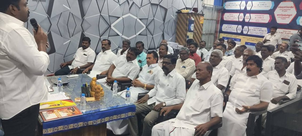 Tenkasi_ExMP's tweet photo. (01.10.2025) தென்காசி வடக்கு மாவட்ட கழக அலுவலகத்தில் "கழக வழக்கறிஞர்
அணி நிர்வாகிகள் ஆலோசனைகூட்டம்" தென்காசி வடக்கு மாவட்ட கழக செயலாளர்-சங்கரன்கோவில் சட்டமன்ற உறுப்பினர் திரு.ராஜா அவர்களின்  தலைமையில்,  மாநில வழக்கறிஞர் அணி துணை செயலாளர் வழக்கறிஞர் திரு ராஜாமுகமது ஆகியோர் ... https://t.co/KxdRDxbNfQ