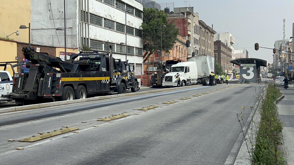#AlertaVial Continúan las maniobras para retirar tráiler atorado en Balderas al cruce con Ayuntamiento. Corte vial desde Morelos. Revillagigedo y López posibles alternativas
