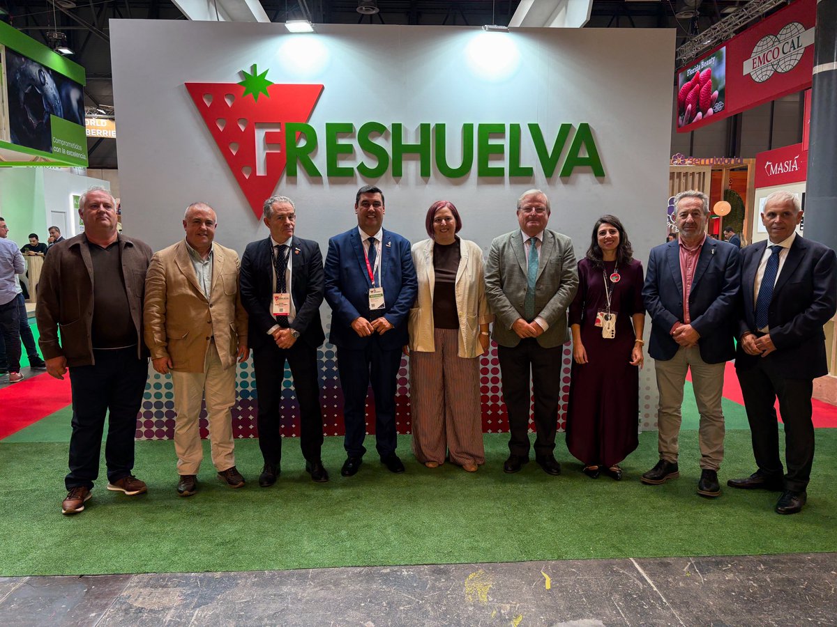 Freshuelvaes's tweet photo. 🍓La secretaria de Estado de Agricultura y Alimentación, Begoña García Bernal, ha visitado este miércoles el stand de Freshuelva en @FruitAttraction . 

García Bernal ha conocido de primera mano las reivindicaciones del sector, así como las expectativas y retos para la campaña. https://t.co/TuUALlJ85W