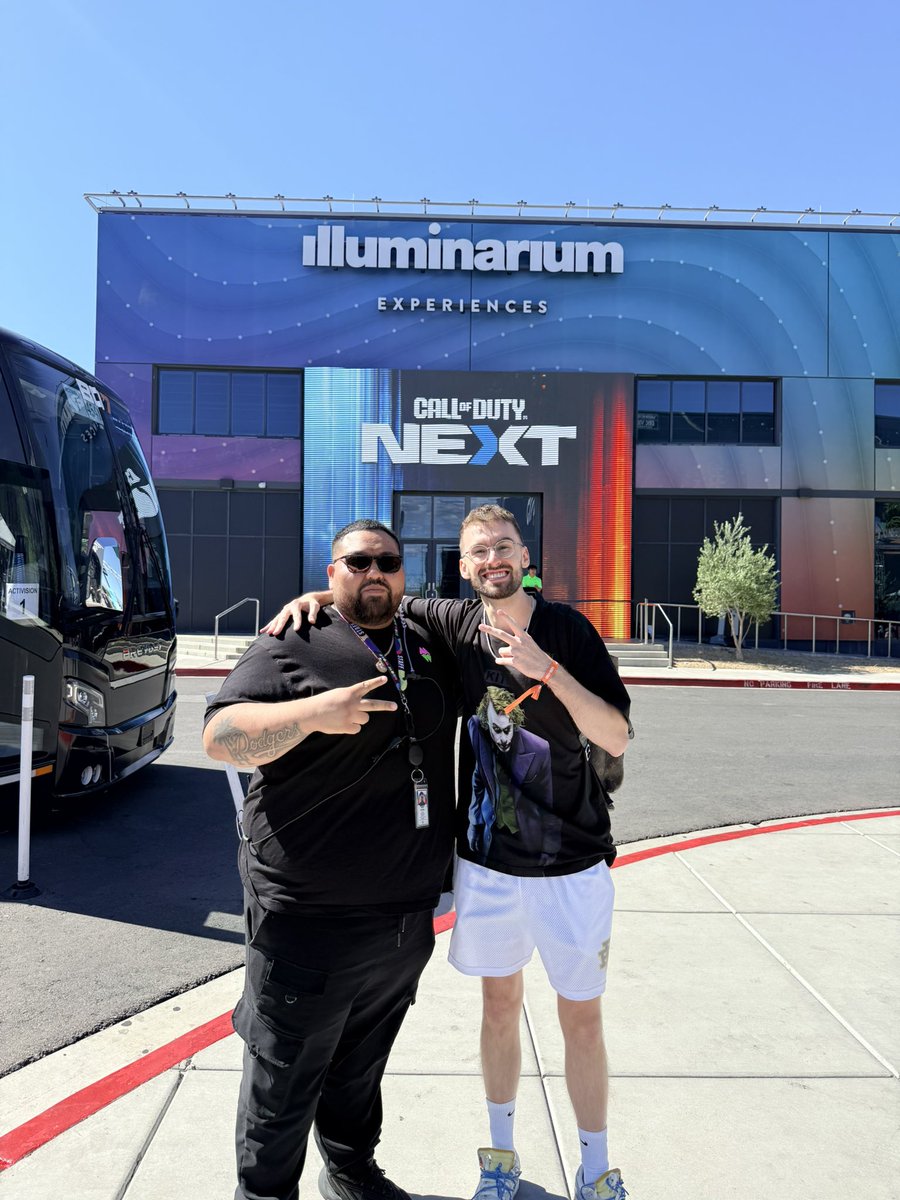 _Flxffy's tweet photo. It was awesome getting to meet you 🙏🏽 thank you for the picture @AverageJoeWo https://t.co/mQzL8ALRSB