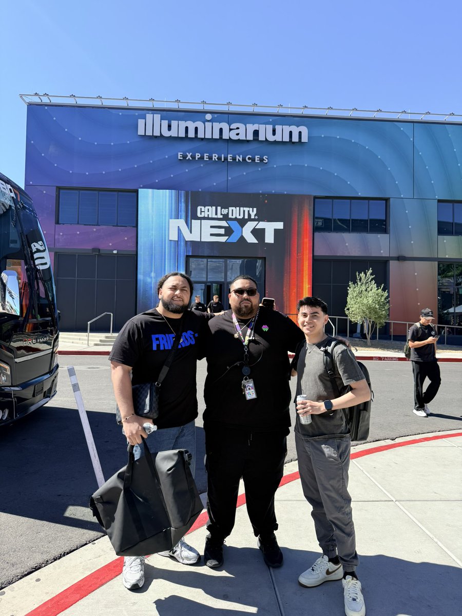 _Flxffy's tweet photo. It was awesome getting to meet these Goats🐐 thank you for the picture 🔥🙏🏽 Keep Slamming everyone in WZ @HisokaT42 @DiazBiffle https://t.co/zNebK4w3XX