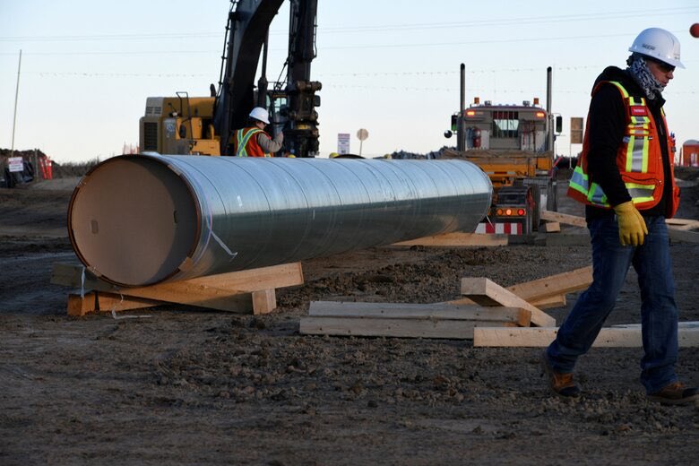 Alberta plans to backstop pitch for new oil pipeline #ableg #cdnpoli  theglobeandmail.com/business/artic…