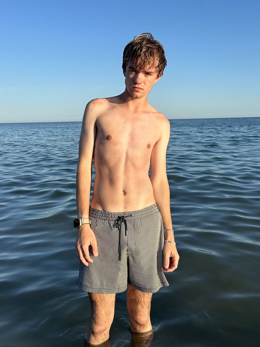 I just love summer. Do you like it ? Dm me and support paypal.me/fynnhein 😉🤭👀 #gay #mlm