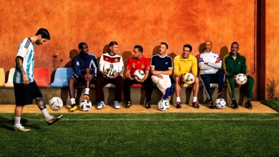 1998 - Zinedine Zidane 🇫🇷
2002 - Cafú e Kaká 🇧🇷
2006 - Del Piero 🇮🇹
2010 - Xavi 🇪🇸
2014 - Toni Kroos 🇩🇪
2018 - Paul Pogba 🇫🇷
2022 - Lionel Messi 🇦🇷

Que imagem! 🥶