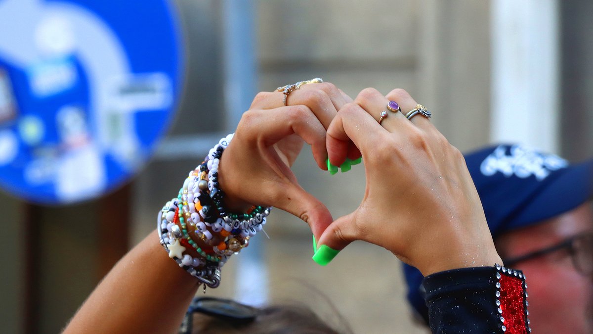 🎤 Taylor Swift has clearly conquered the music industry, but what if she stepped into the world of DECA competition? Let’s look at how she would perform in each section of the Principles of Marketing Event ✨
🎶 decadirect.org/articles/would…