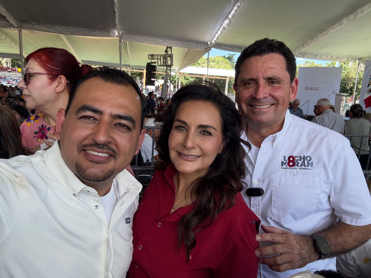 En compañía de mi esposa <a href="/AraizColima/">simplemente Azucena</a> , Regidora del Ayuntamiento de Colima, y de #JulioLeon, Coordinador Nacional de Becas para el Bienestar, asistimos al 1 Informe de Gobierno en Colima de nuestra Presidenta <a href="/Claudiashein/">Claudia Sheinbaum Pardo</a>