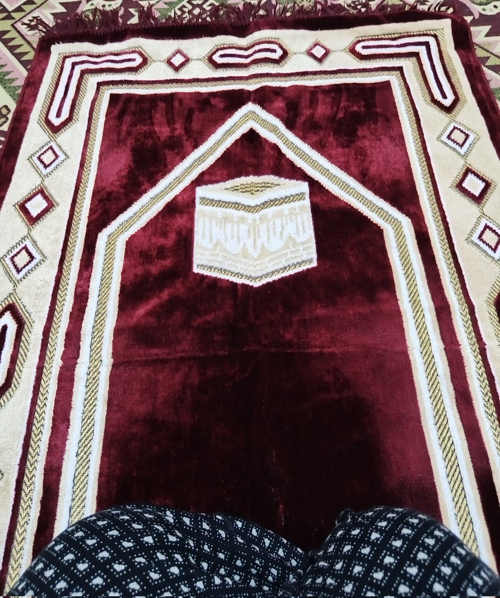 Ne güzeldir secde; sen yerin dibine fısıldarsın; gökyüzünden duyulur... ❤️🌸