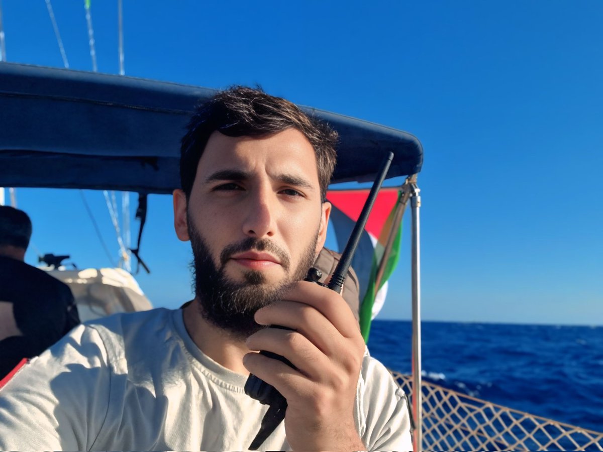 Selamun aleykum kardeşlerim
 (Artık Son 70 Mil)

Daha önce Madleen,Vicdan, Hanzala ve Mavi marmara gibi gemilere müdahale ettikleri noktalara bakınca şu an o noktaları elhamdülillah bulunuyoruz. Muhtemelen hava kararınca bu gece müdahale olacak ve sizlerle irtibatımız kopacak.