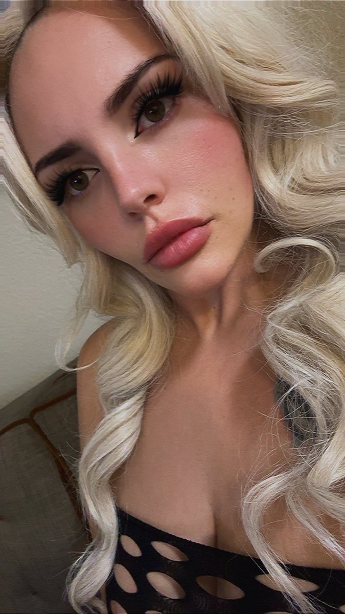 jackpotbree's tweet photo. Just minding my own business 😘 #PrettyPrincess #explore #fyp #onlyfans #models #orlandofreaks https://t.co/UNIdwrdL3a