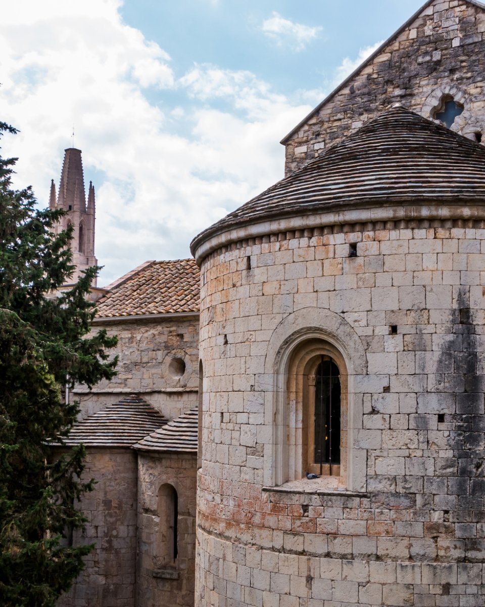 EspanaEnLatam's tweet image. 🏛️✨Escondido en las calles antiguas de #Girona, Sant Pere de Galligants es un monasterio que transmite pura vibra medieval. Columnas de piedra y cánticos que probablemente aún flotan en el aire.

#VisitaEspaña #España #Cataluña #Girona #TurismoCultural #ThinkYouKnowSpain