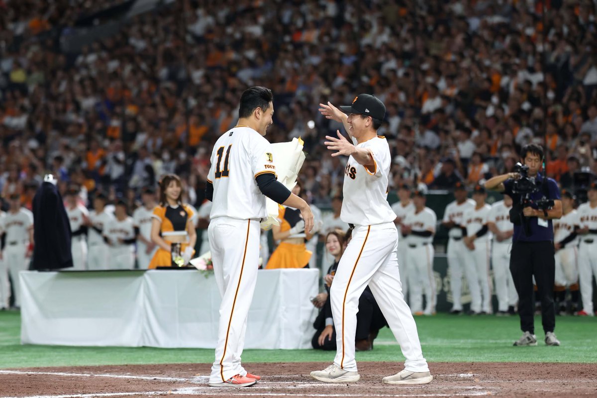 TokyoGiants's tweet photo. 試合終了後に、田中将大投手日米通算200勝セレモニーを行いました！

大勢投手の花束贈呈、坂本勇人選手による名球会ブレザー授与の模様です！

#MASAHIRO200 https://t.co/Q9kQy85e9Y