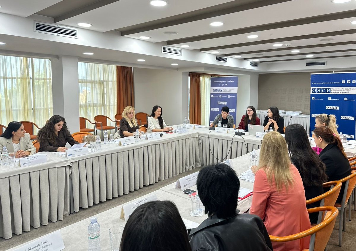 👵👴 On #OlderPersonsDay, 25 reps from central &amp; local institutions met in 📍Pogradec to discuss findings of <a href="/OSCEinAlbania/">OSCE Presence in Albania</a> monitoring on elderly access to services &amp; digitalization. Key🎯: equal access, close digital divide, boost local capacity &amp; funding for elderly care.