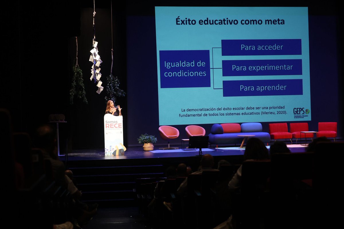 . <a href="/ainatarabini/">Aina Tarabini</a>, profesora titular del Departament de Sociologia de la <a href="/UABBarcelona/">Universitat Autònoma de Barcelona</a> obre la trobada ajudant-nos a comprendre l'abandonament escolar des de la investigació. 

Pots seguir aquesta i més conferències per streaming des de youtube.com/AjuntamentVila…