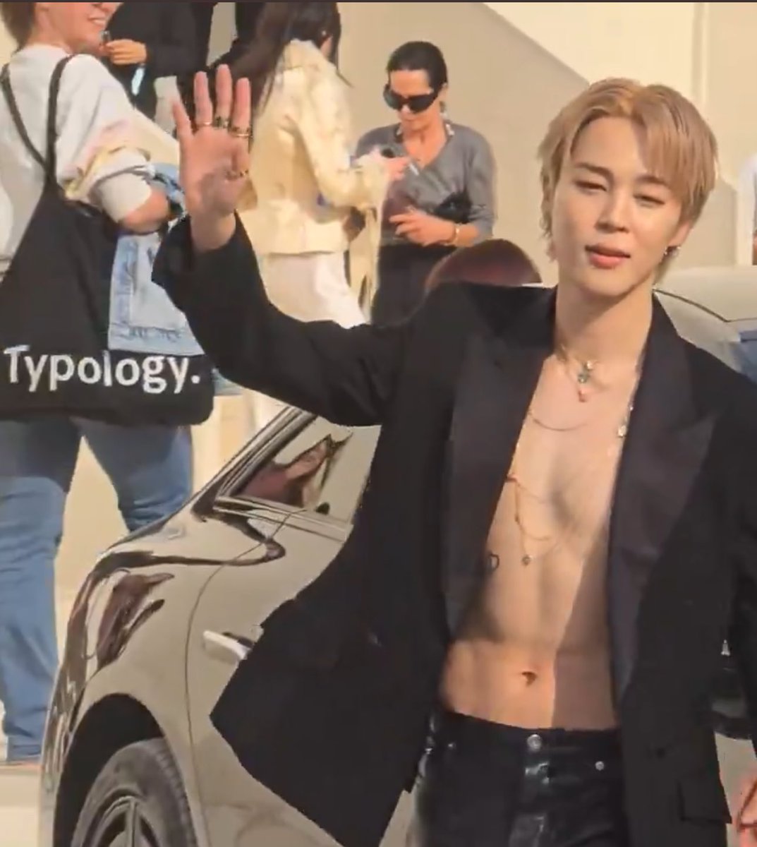 layksjjhs's tweet photo. PARK JIMIN LOIRO CAUSANDO TUDO NESSE EVENTO DA DIOR MOSTRANDO O CORPO E A TATOO ELE SABER O PODER QUE TEM 
IT BOY

FACE OF DIOR JIMIN  
DIOR GLOBAL AMBASSADOR JIMIN 
#JiminAtDiorFashionShow
#JiminxDior #DiorSS26 @Dior https://t.co/0sGuRnxb9w
