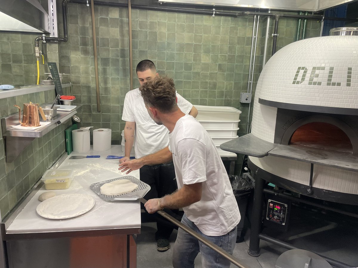 Veee 
 deli.napolitan açıldı...
Kadıköye/Moda hattına napolitan pizza ve italyan cuisine...
   canım dostu   <a href="/osmanersoy/">Osman Ersoy</a> eli ile..