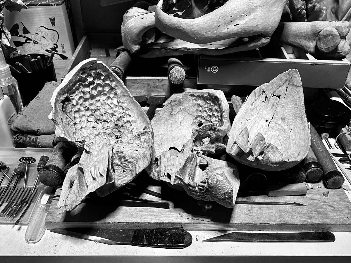 今日は空間を作らなくても見えないので大丈夫な箇所も、穴を開け薄くなるまで空間を広げました。制作時間ギリギリなのですが、やらないで後悔するよりも…です。起きたらアトリエで頭部内を厚み1ミリなるまで薄くします。皆様おやすみなさい💤