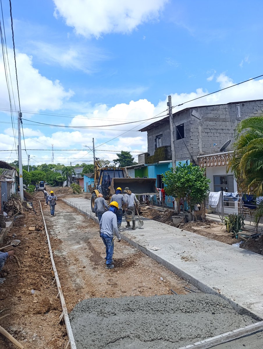 Continuamos trabajando en las obras de pavimentación 📍barrio Kennedy. Las familias viven una transformación que les devuelve la dignidad y la alegría de caminar por su propio barrio. 
¡Cumpliendo con hechos! #ObrasPaTodos #VíasAl💯