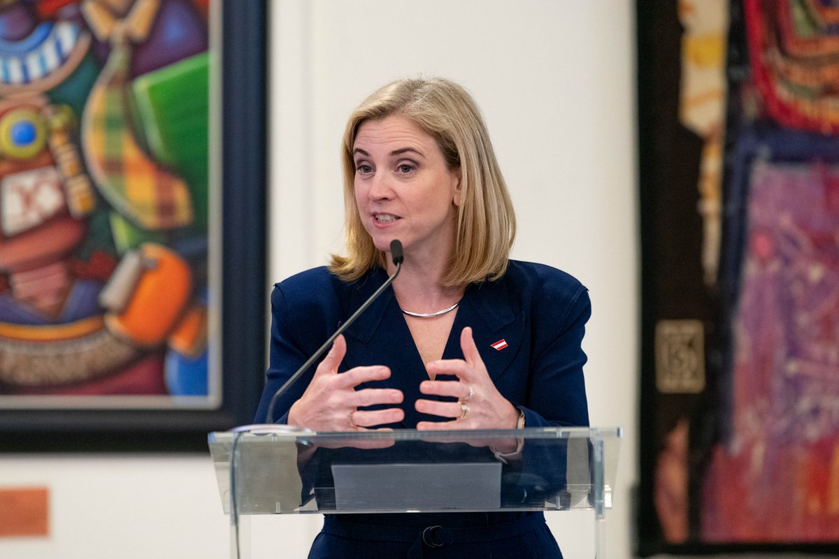 UN_Vienna's tweet image. Very pleased to welcome 🇦🇹 Foreign Minister @BMeinl  at #UNVienna today, celebrating 70 years of #Austria’s membership in the @UN.
Welcomed by @GhadaFathiWaly, she engaged with young changemakers at a student workshop &amp;amp; opened an exhibition on #UNVienna &amp;amp; Austria as host country.