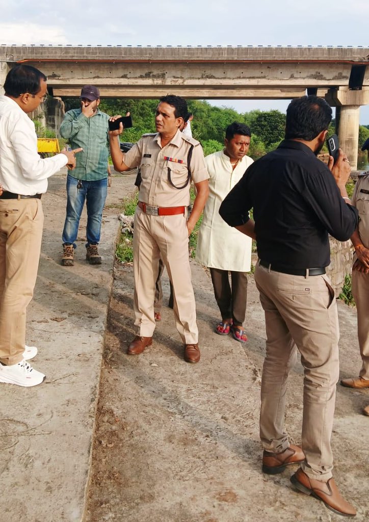 SPSagarmp's tweet image. 🚨 सागर पुलिस अपडेट

02 अक्टूबर को होने वाले दुर्गा प्रतिमा विसर्जन हेतु एडीएम श्री अविनाश रावत, एएसपी श्री लोकेश कुमार सिन्हा एवं एसडीएम श्री अमन मिश्रा द्वारा प्रमुख घाटों का निरीक्षण किया गया।
सुरक्षा व व्यवस्थाओं को और सुदृढ़ बनाने के निर्देश दिए गए।

#SagarPolice