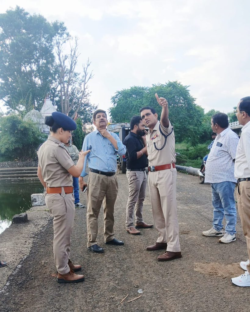 SPSagarmp's tweet image. 🚨 सागर पुलिस अपडेट

02 अक्टूबर को होने वाले दुर्गा प्रतिमा विसर्जन हेतु एडीएम श्री अविनाश रावत, एएसपी श्री लोकेश कुमार सिन्हा एवं एसडीएम श्री अमन मिश्रा द्वारा प्रमुख घाटों का निरीक्षण किया गया।
सुरक्षा व व्यवस्थाओं को और सुदृढ़ बनाने के निर्देश दिए गए।

#SagarPolice