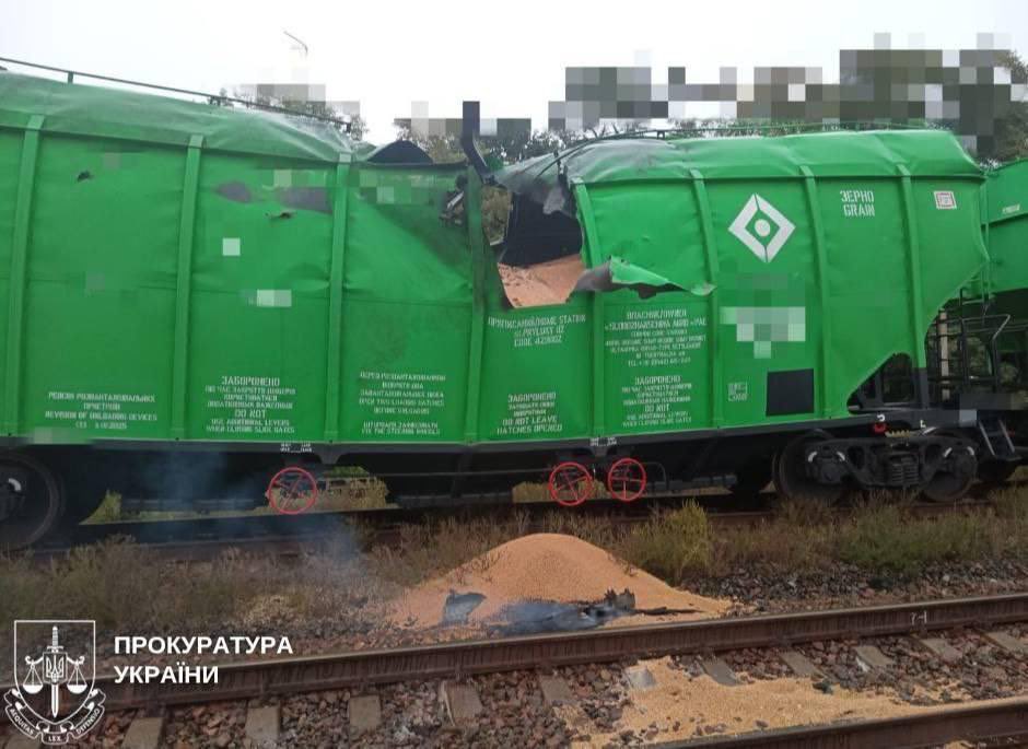 clashreport's tweet image. New Russian Shahed drone with a night camera hit a moving train in Chernihiv region; first striking the locomotive, then other cars. 

Despite Russian claims of fuel tank hits, prosecutors showed photos of a grain wagon.