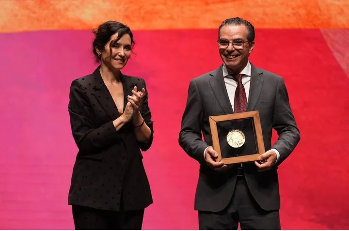 🏆 El escultor Salvador Amaya <a href="/SalvadorAmayaEs/">Salvador Amaya</a> ha sido reconocido con el Premio de la <a href="/ComunidadMadrid/">Comunidad de Madrid</a> <a href="/CulturaCMadrid/">Cultura▪️Comunidad de Madrid</a> a las Artes Plásticas 2025, recibido de manos de la Presidenta <a href="/IdiazAyuso/">Isabel Díaz Ayuso</a> 

😊 En Alcorcón es un privilegio y una gran suerte contar con varias de sus obras: