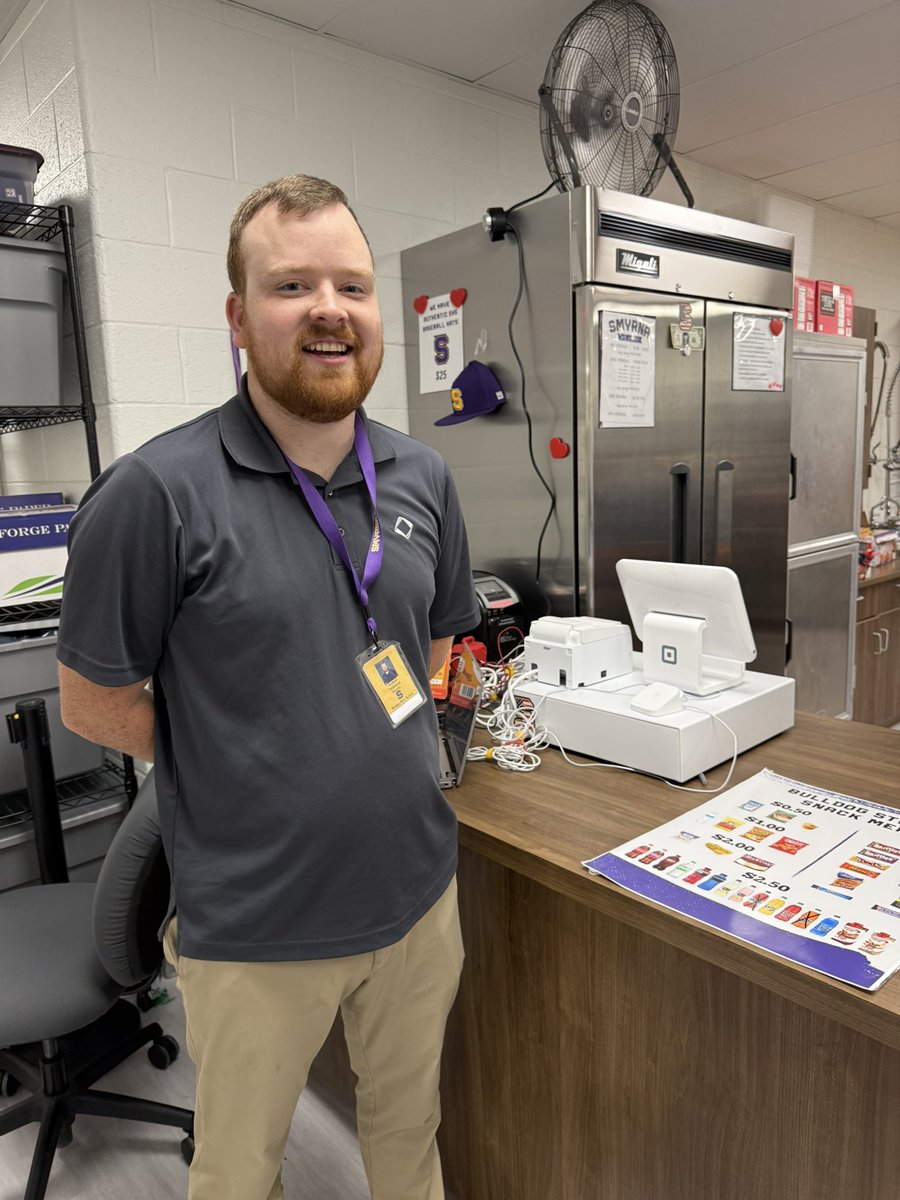 SHSDECA7's tweet image. 💜💛 DECA leaders make the Bulldog Station run strong! 🐾
Stop by today &amp;amp; see the hard work, creativity, and teamwork in action. #DECASBEWeek #DECA @SmyrnaBulldog #onlyoneSHS